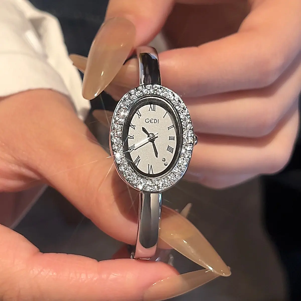 

Новые женские роскошные кварцевые часы-браслет серебряного цвета. Креативные и модные кварцевые наручные часы, идеально подходят в качестве подарка для женщин.