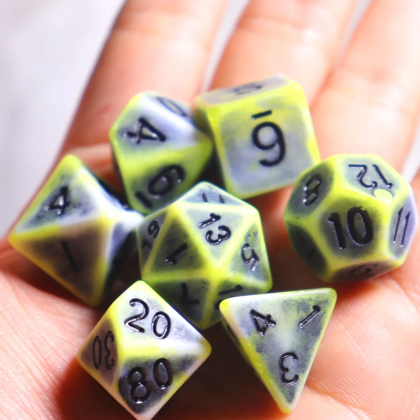 

Бело-желтые полигедрические игральные кости, семейная игровая искусственная игра игральных костей D4 D6 D8 D10 D12 D20 (ATQ)