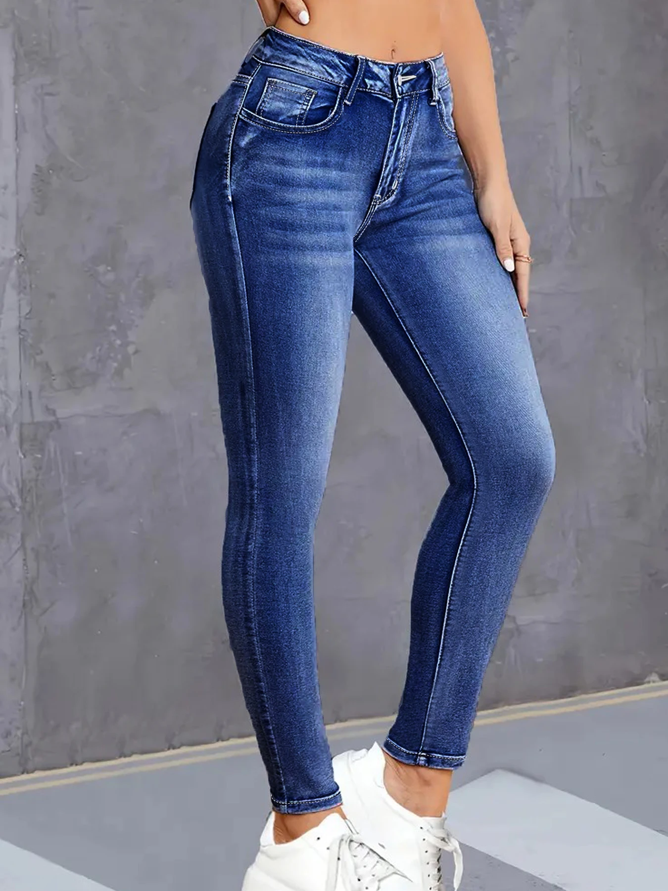 جينز عالي الخصر مقاس كبير، أزرق داكن، مناسب للتخسيس والترشيح، يتميز بتطريز حدوة الحصان. #1