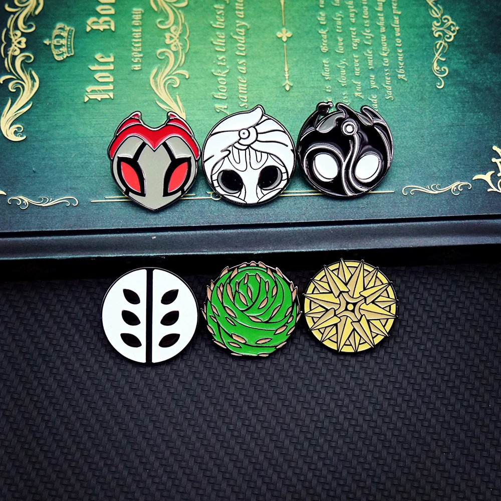 Alfileres de solapa de juego de caballero hueco para mochila, esmaltado broche de Metal, broches de Manga para mujeres y hombres, insignia de joyería