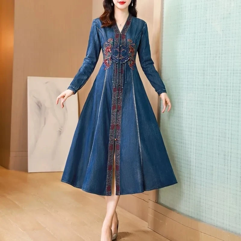 2025 ฤดูใบไม้ผลิฤดูใบไม้ร่วงผู้หญิงเย็บปักถักร้อยดอกไม้แขนยาว V คอชุดยีนส์สีฟ้า, ผู้หญิงฤดูใบไม้ร่วง Vintage Slim ชุดเอวสูง