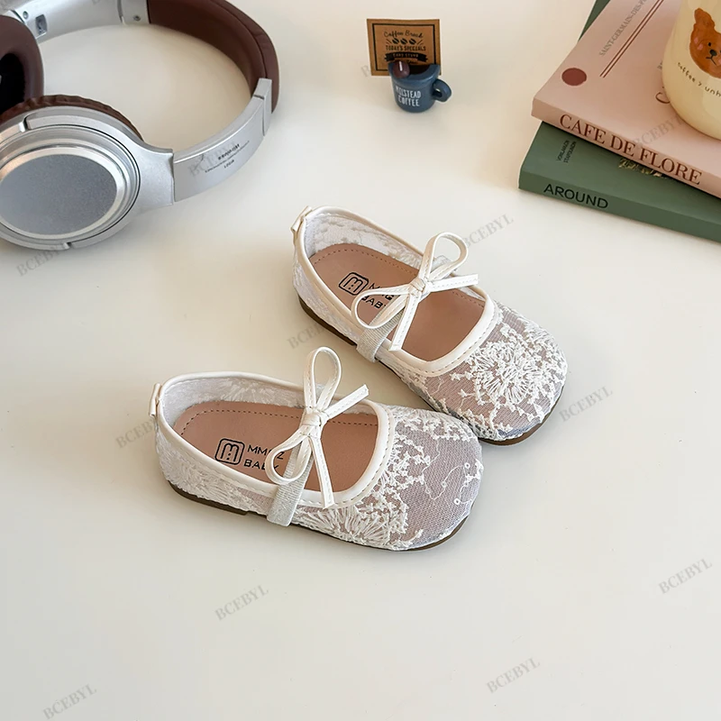

Летняя модная детская легкая обувь на плоской подошве с мягким кружевом и бантом для маленьких девочек, школьная однолинейная прогулочная детская обувь с вышивкой