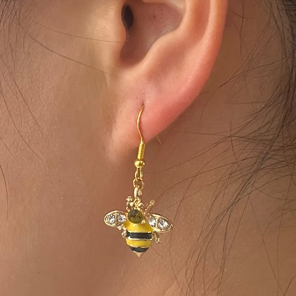 2 Pieces Insect Yellow Bee Earrings Women Simple Fashion Casual Crystal Enamel Honeycomb Pendant Bee Earrings Drop Shipping