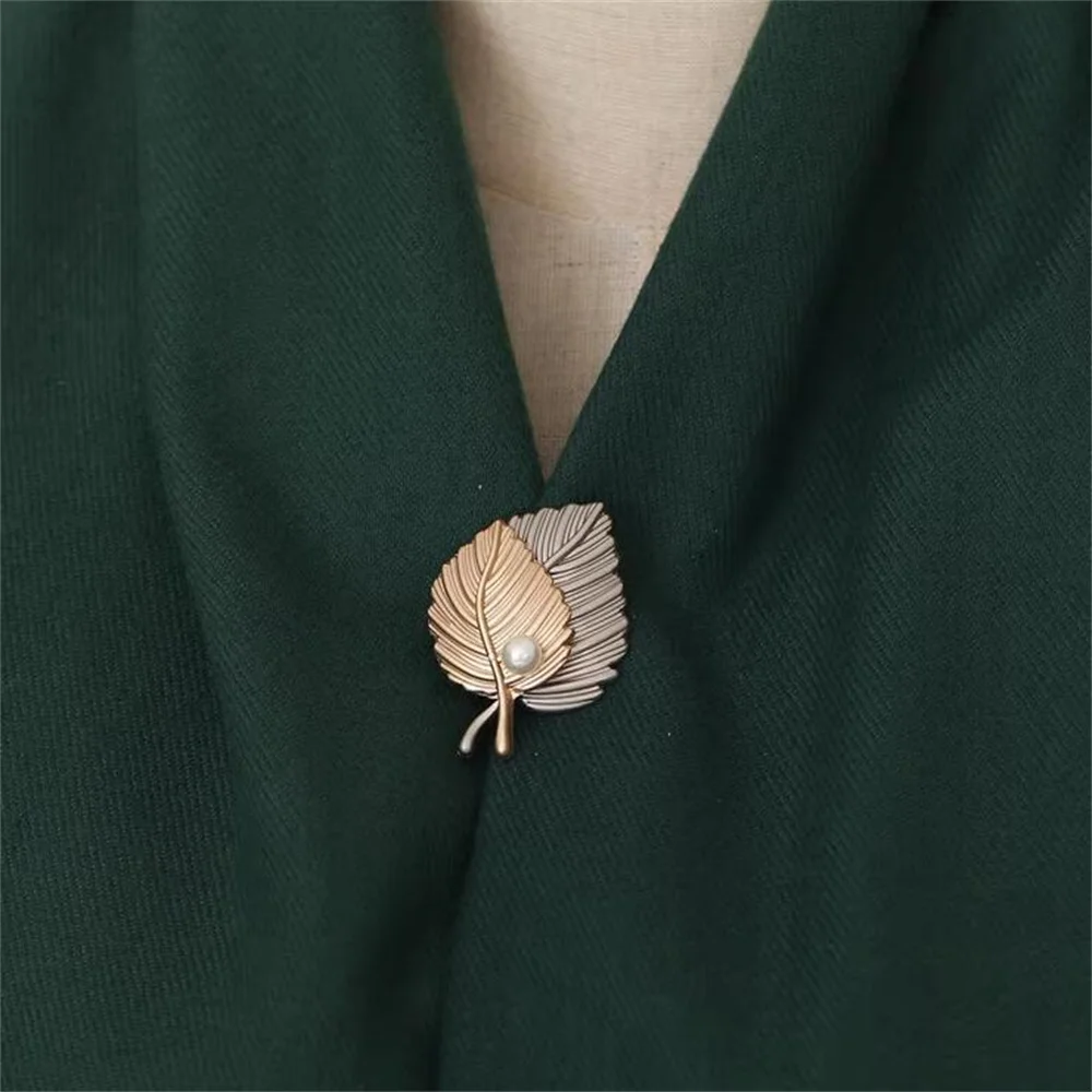 Vintage Maple Leaf Brooch for Women Gold Metal Leaf Lapel Pin Badge Suit Coat Scarf Jewelry Autumn Fashion Gift Accessories view 2
