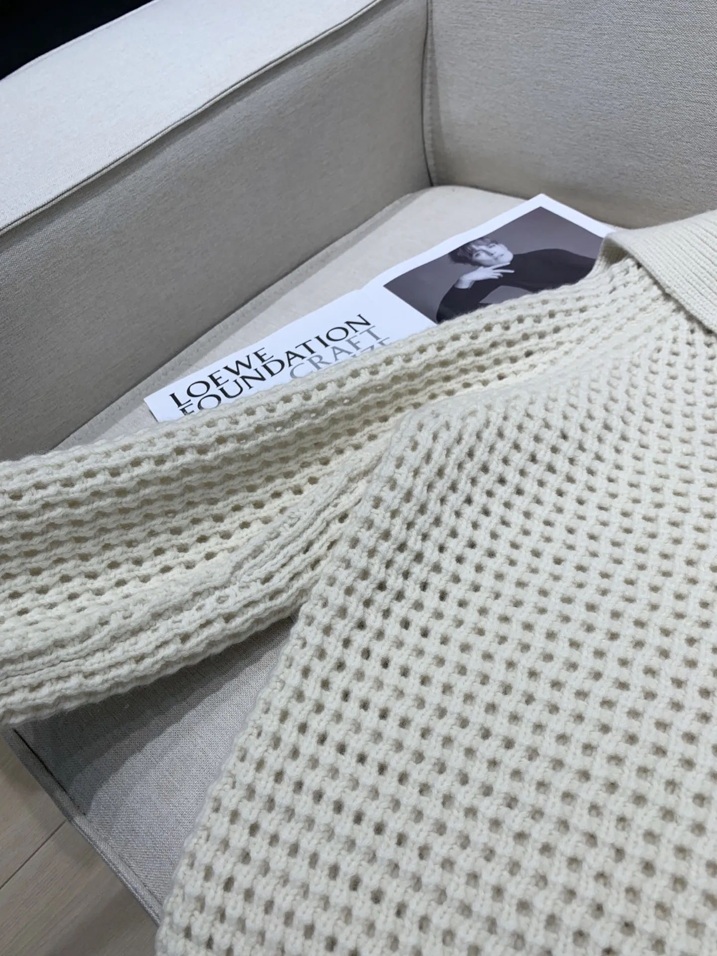 เสื้อสเวตเตอร์ไหมแคชเมียร์ถักลายฉลุแฟชั่นคุณภาพสูงสำหรับผู้หญิง คอลเลคชั่นฤดูใบไม้ร่วง/ฤดูหนาวใหม่