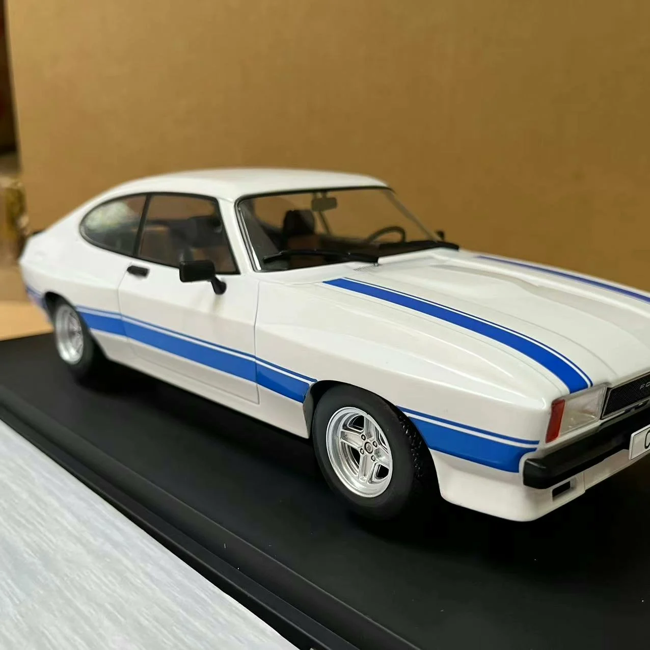 Diecast MCG 1/18 Scale FORD CAPRI MK I I Ford Alloy Car Model Collectible Toy Gift Souvenir Display Ornament