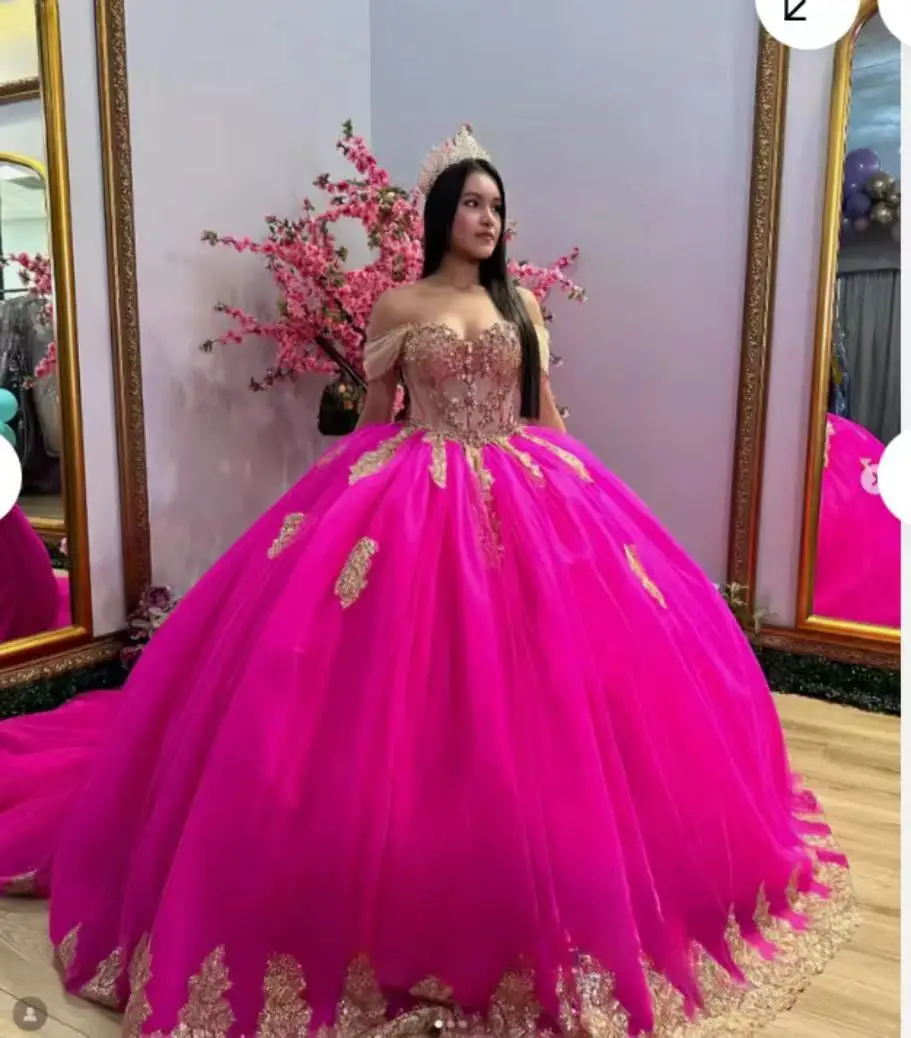 Off the Shoulder Rose Red Tulle Gold Lace Ball Gown Quinceanera Dresses 2024 Prom Evening Party Gown Lace robes 15 Years