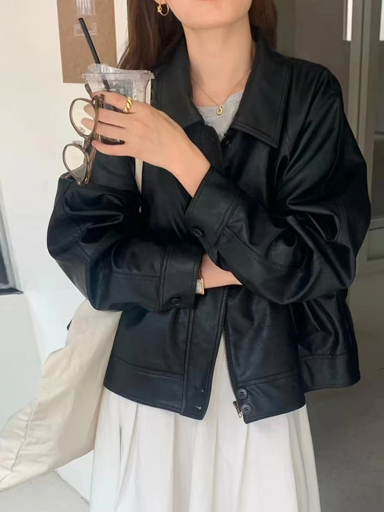 جاكيت جلدي أنيق للنساء بياقة كلاسيكية وتصميم فضفاض متعدد الاستخدامات على طراز الدراجات النارية، إصدار جديد لربيع 2024