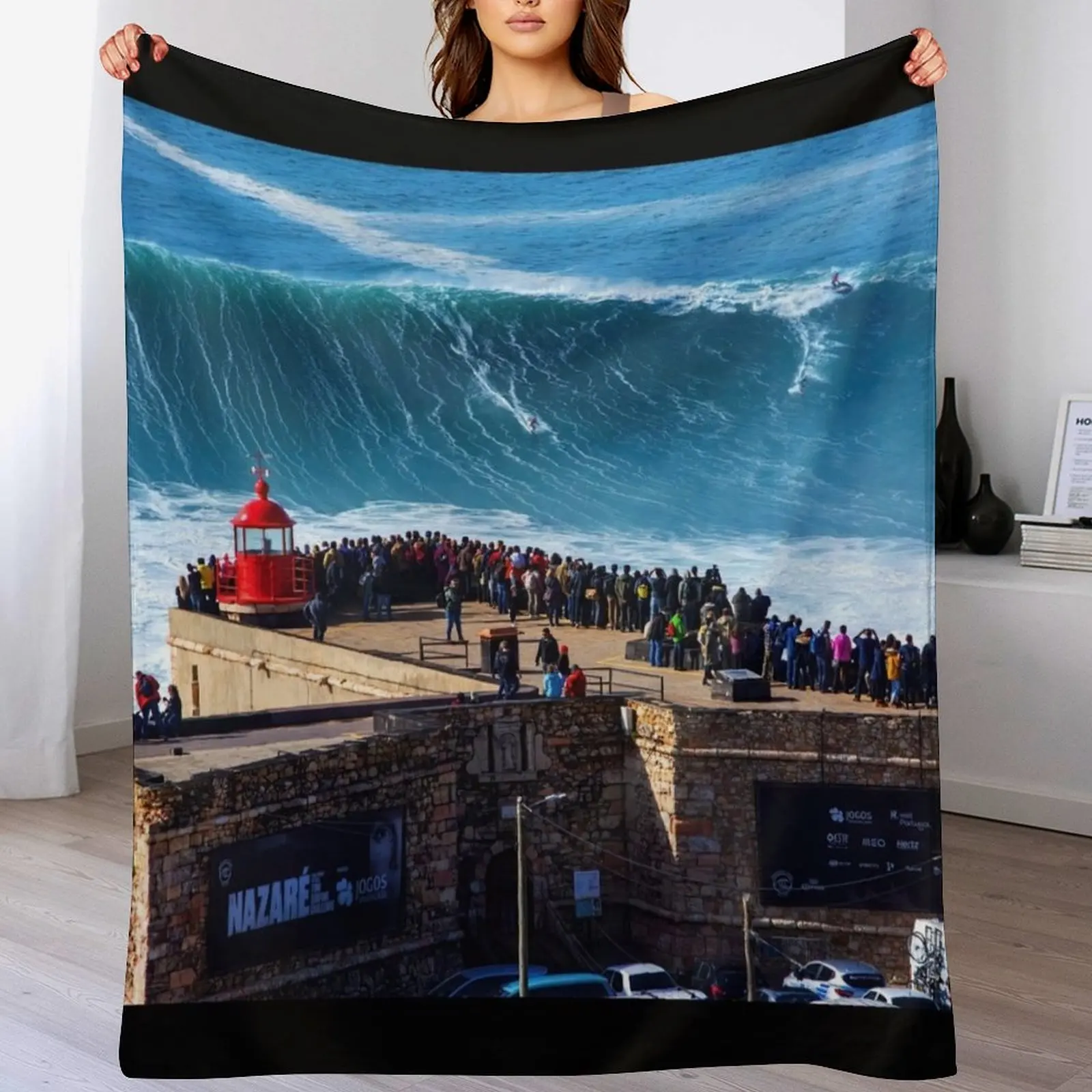 Challange Town - Nazarè #2 Throw Blanket