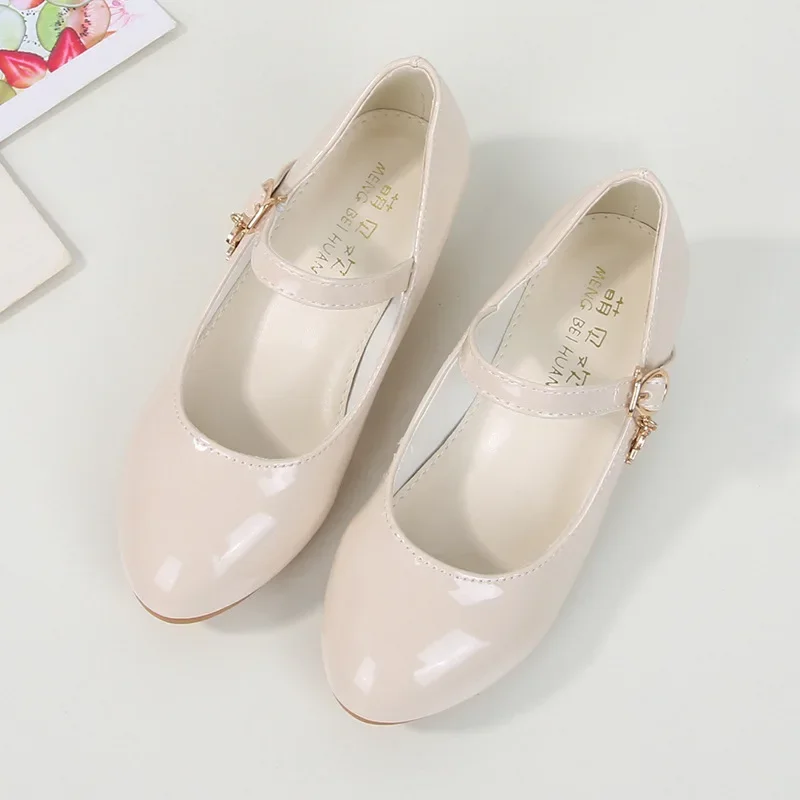 Scarpe da ragazza bianche perle tacchi alti da sposa per bambini 2023 autunno nuovo stile britannico per bambini scarpe da principessa con suola