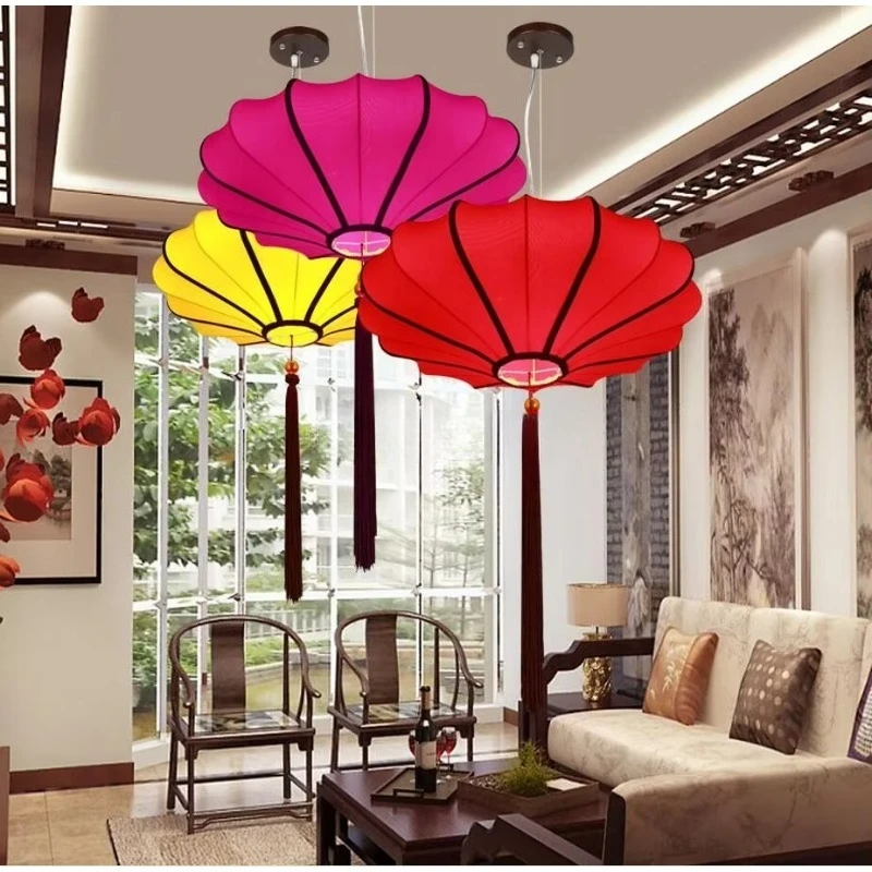 吊り下げられた照明付きの布製ランタン