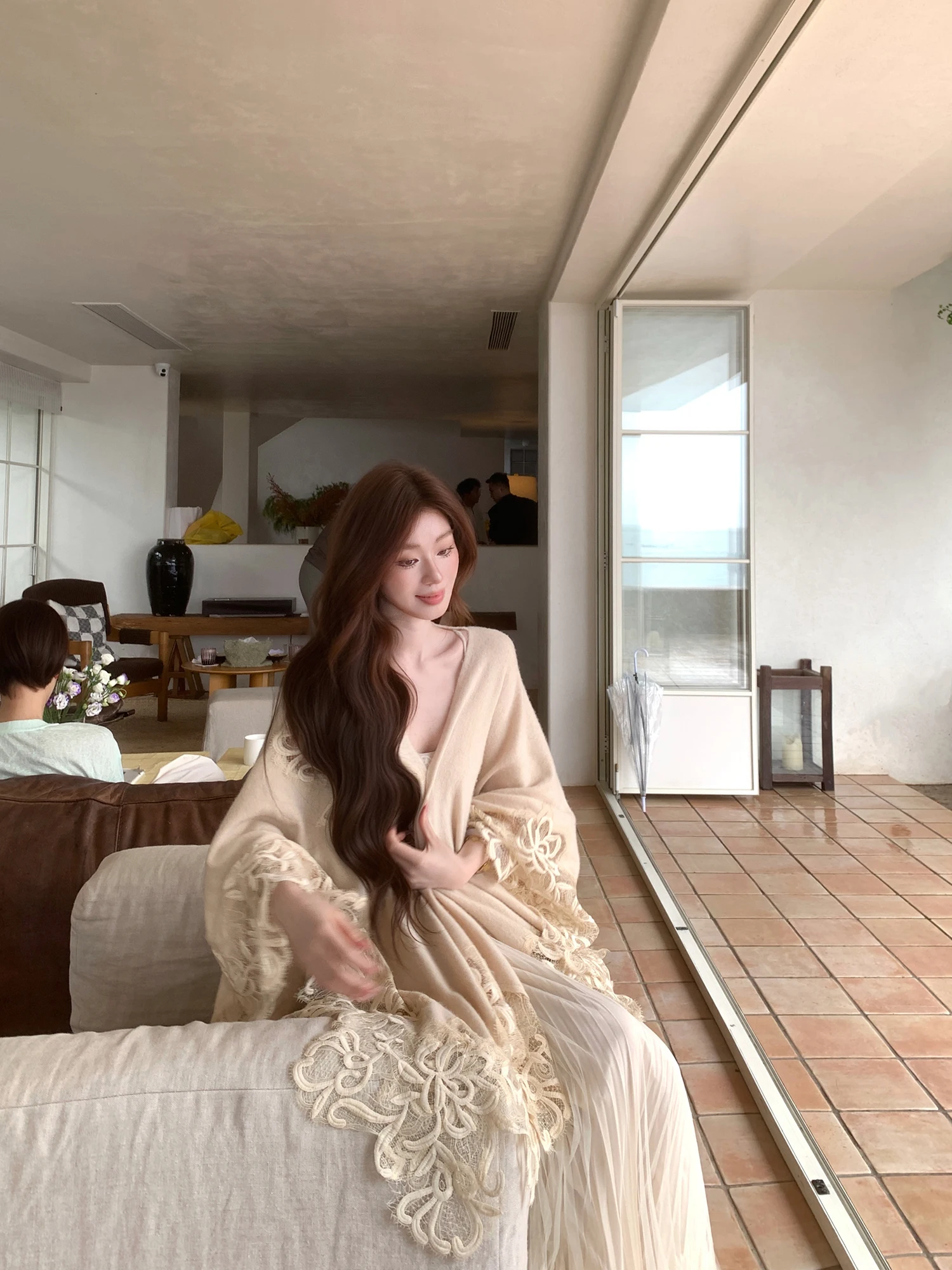 

Комплект из двух предметов Syaxiaoxi: вязаный кружевной топ с цветочным узором и вырезами, и накидка на плечи во французском стиле для женщин