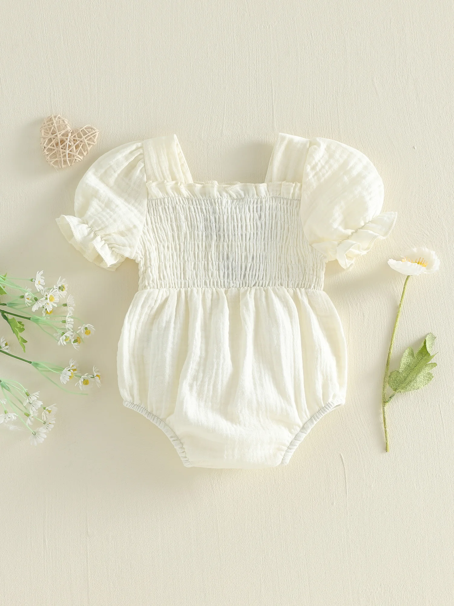 

Стильный комбинезон без рукавов для маленьких девочек с цветочным принтом и рюшами по подолу. Милый комбинезон с квадратным вырезом для летней одежды.