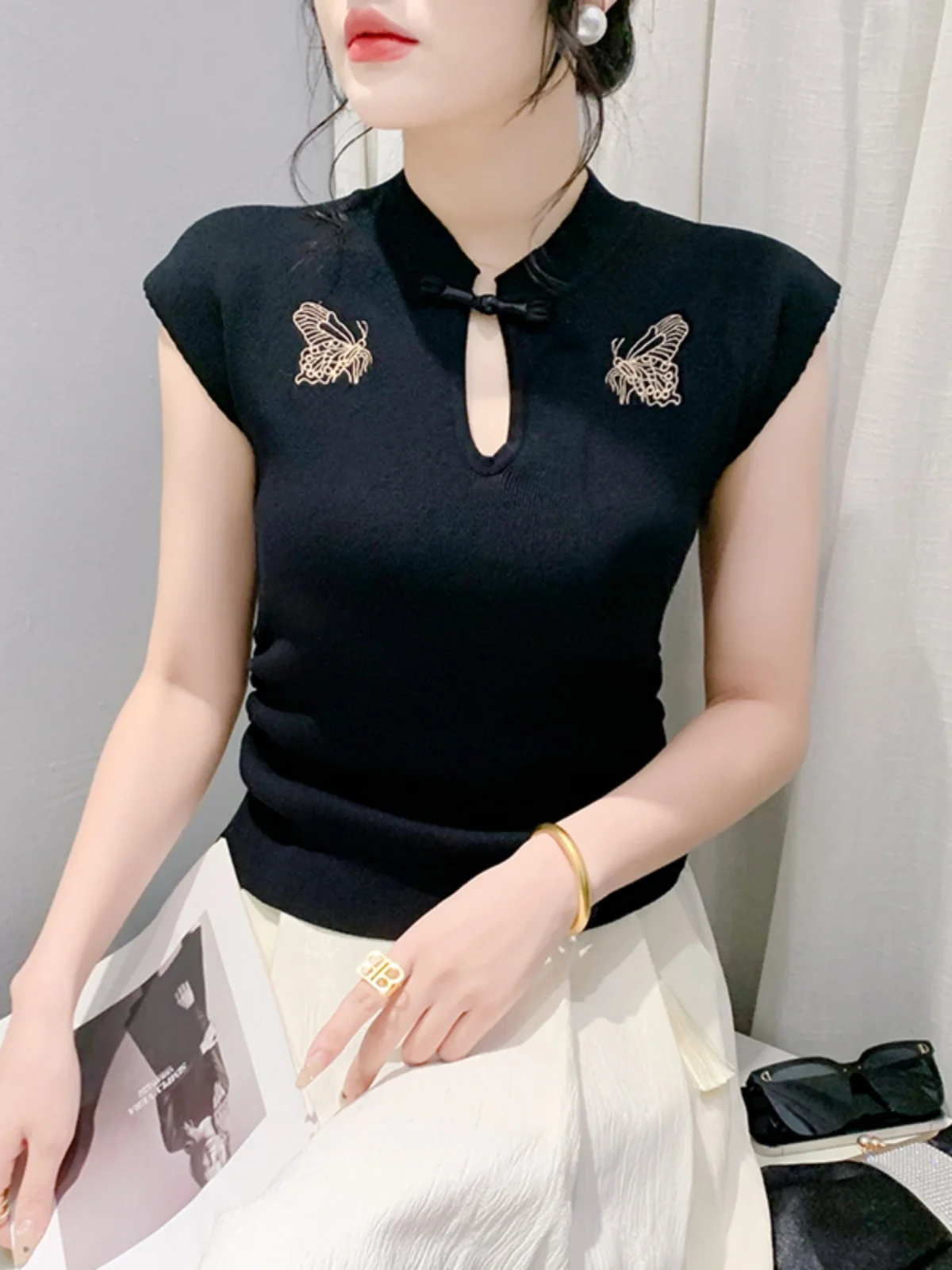 

Новая женская вязаная футболка с вышивкой и плиссировкой в китайском стиле, на пуговицах, летняя, модная