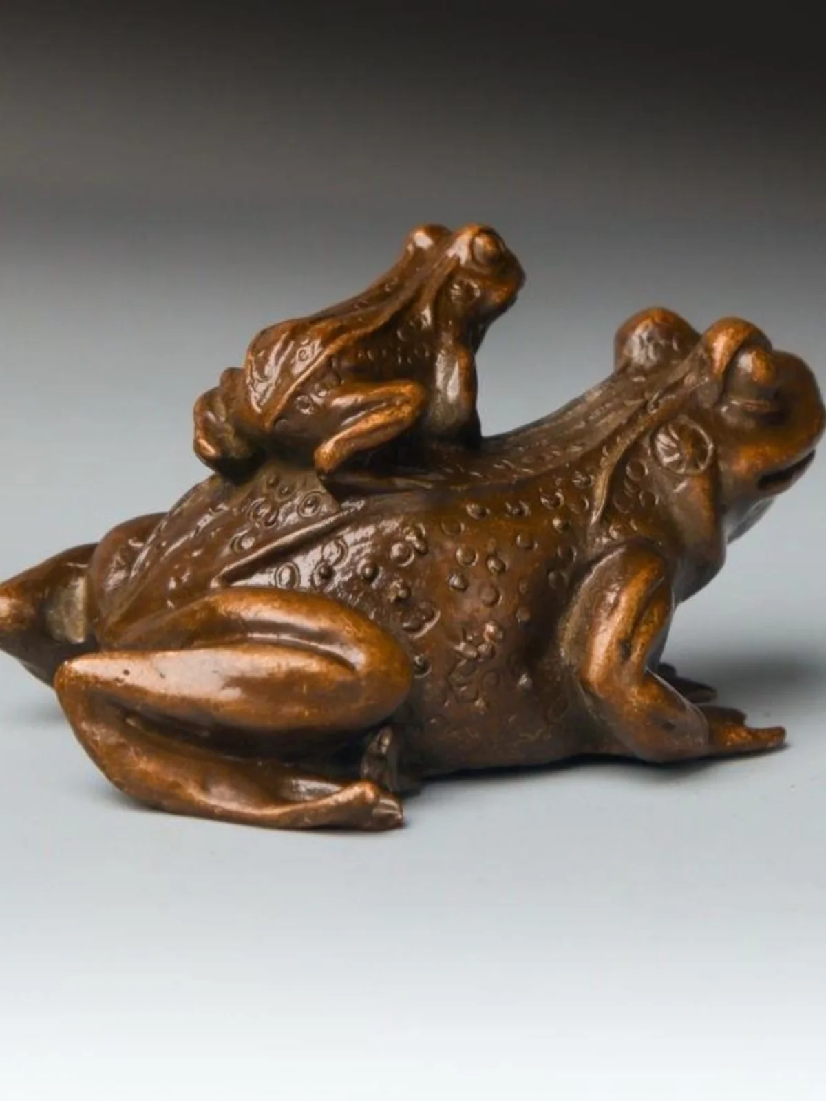 

Antique Bronze Ware Mother Child Golden Toad Frog Tea Ceremony Frog Back Child Golden Toad Hand Handle Decoration