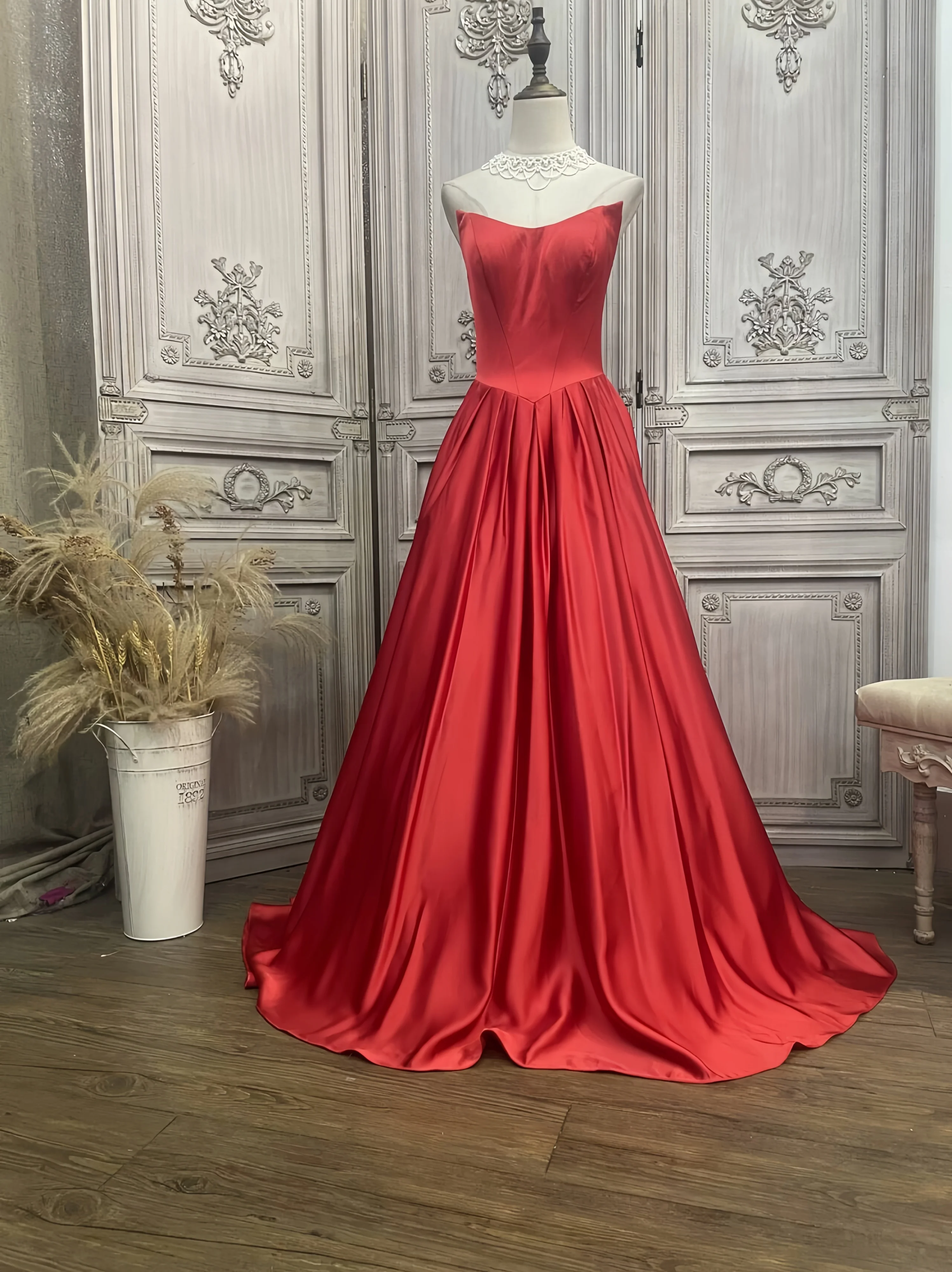 

Gorgeous Red Prom Dress Satin Backless Boat Neckline Strapless A-Line Sleeveless Pleats Formal Occasion Celebrity Banquet Gown