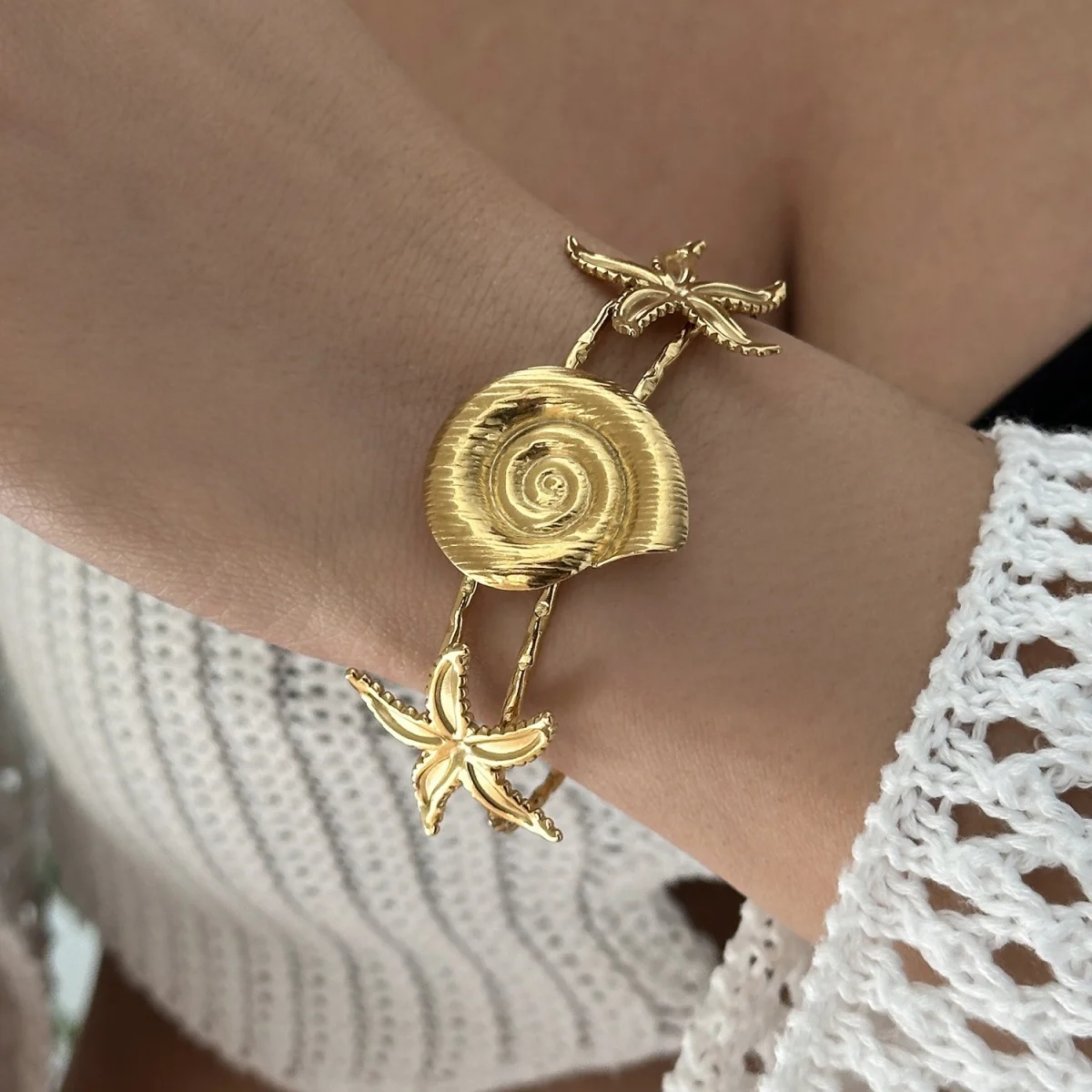 Mehrliniger Armreif aus Edelstahl mit Seestern-, Muschel-, Quallen-, Seepferdchen-, Sonnen- und Schildkrötenmotiven für Damen und Herren, Sommer-Schmuck. – Detail 19