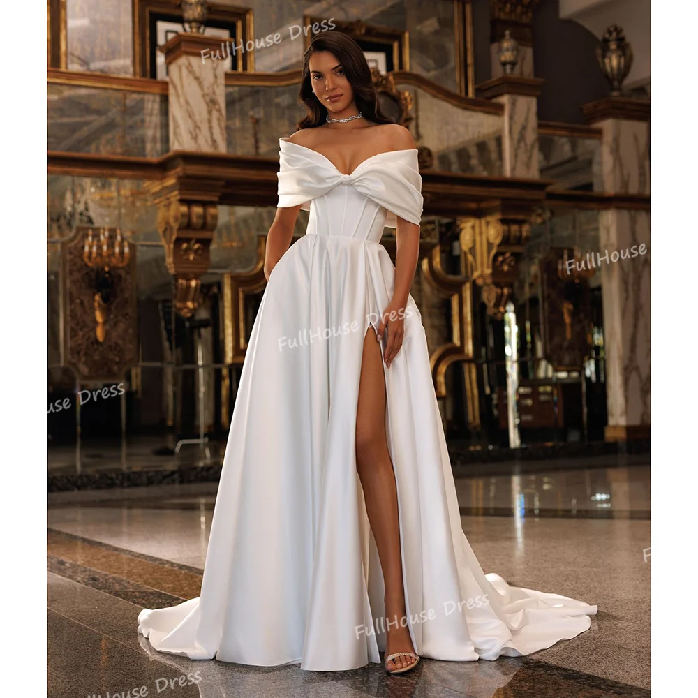 Maßgeschneidertes, modernes, schulterfreies, plissiertes A-Linien-Brautkleid mit seitlichem Schlitz, bodenlanges, kreuz und quer verlaufendes Brautkleid mit Schleppe