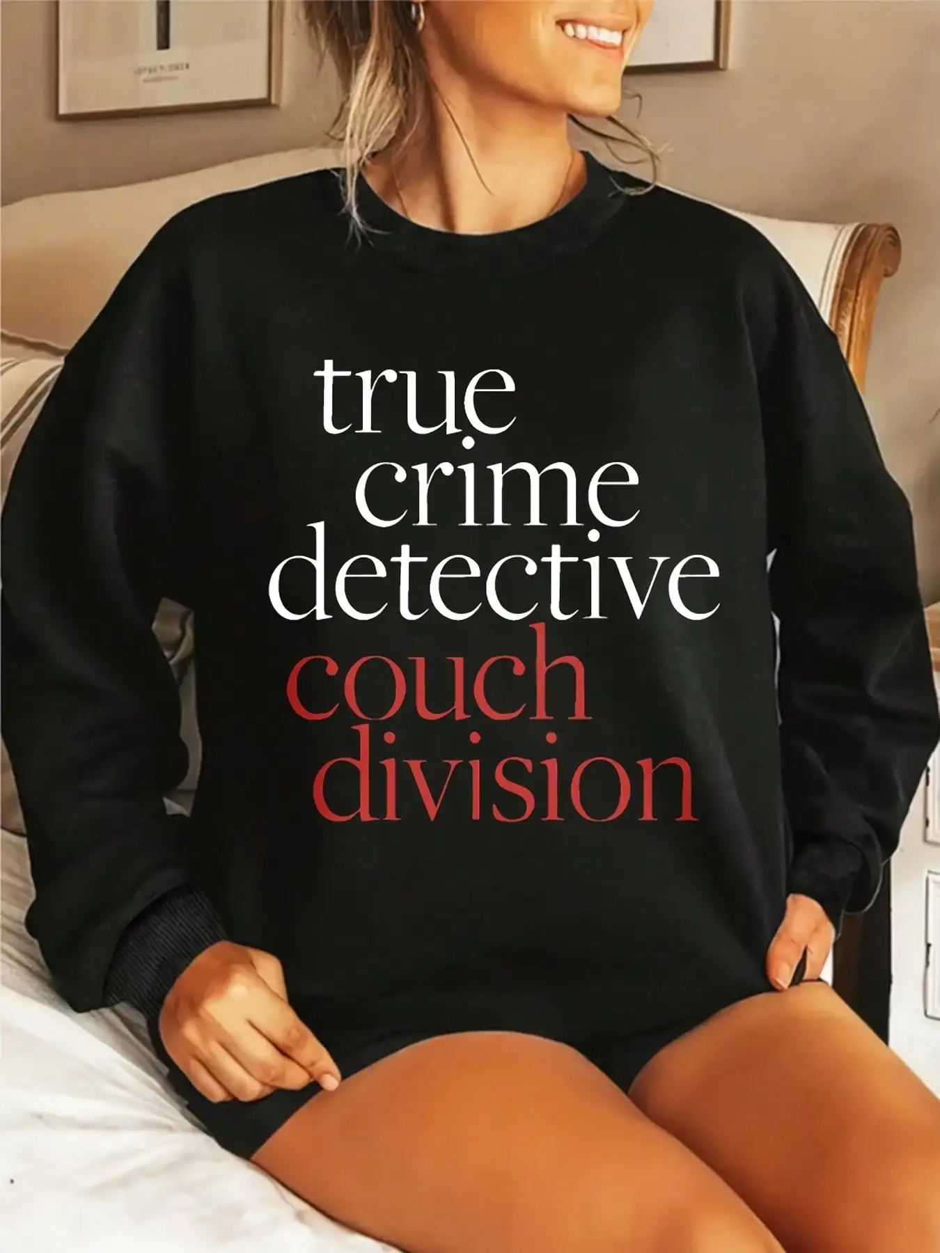 

Женская черная толстовка с графическим принтом и надписью True Crime, свободного кроя, с круглым вырезом горловины.