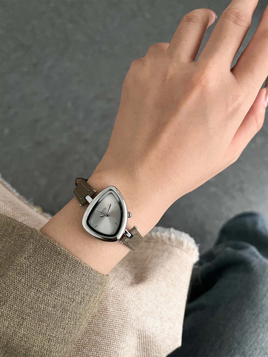 Jam Tangan Wanita Mewah dengan Dial Segitiga Tidak Beraturan dan Tali Kulit, Hadiah untuk Wanita, Jam Tangan Kronograf