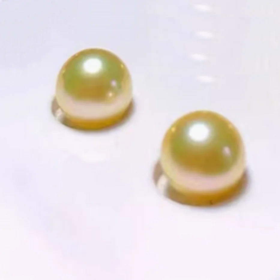 

Charming Pair Of 9-10mm Gold Cultured Round Pearl Undrilled