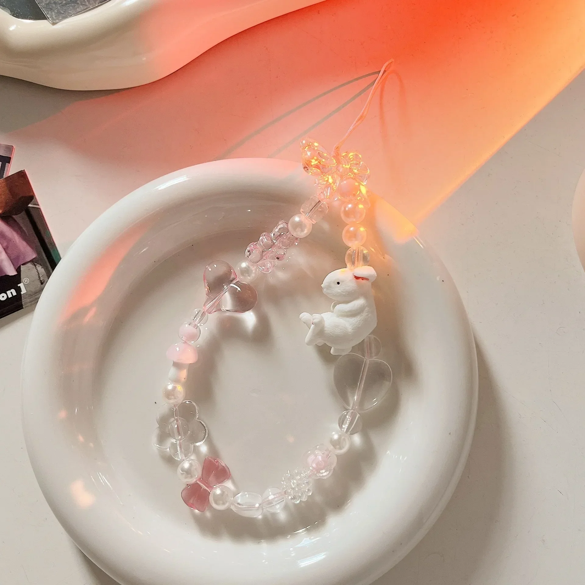 ห่วงโซ่ลูกปัดห้อยสายโทรศัพท์น่ารักสำหรับติดโบว์สายชาร์จมือถือเด็กผู้หญิงจี้รูปกล้องสำหรับ airpods พวงกุญแจแขวนเคส