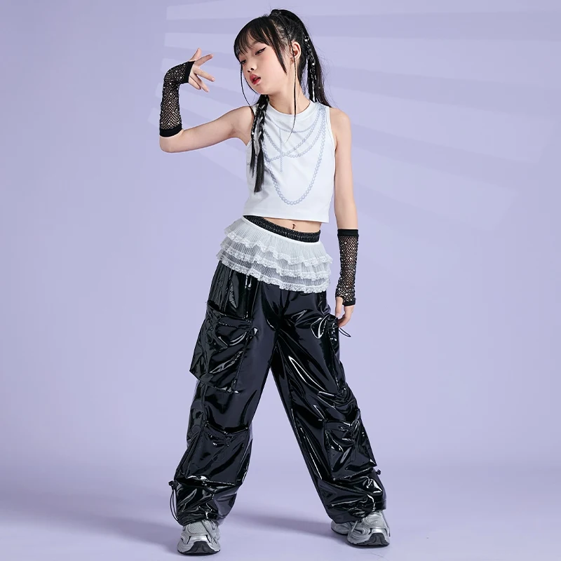 2025 موضة قاعة الرقص الهيب هوب أزياء رقص للفتيات سترة بيضاء السراويل السوداء وتتسابق ملابس أداء رقص الجاز DQS19493