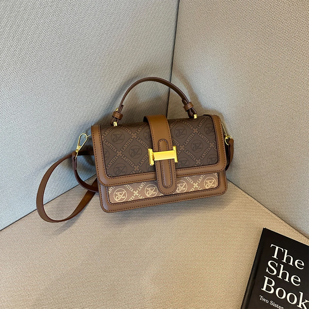 

Vintage Letter-Print Crossbody Bag for Women Quilted PU Trim Magnetic Flap Inner Zip Adjustable Strap for Daily Commute Handbag