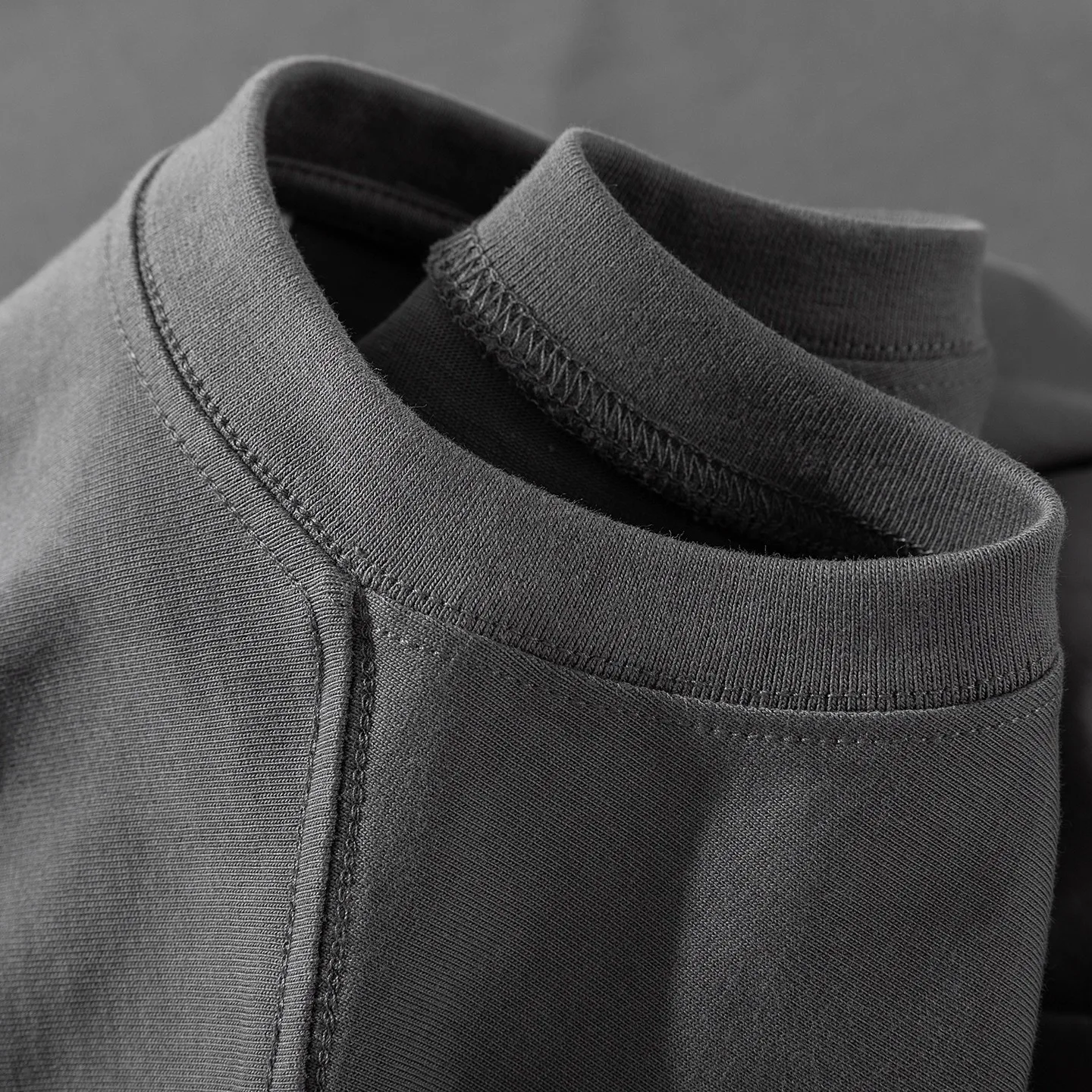 قميص رجالي بأكمام طويلة من القطن الخالص ثقيل الوزن برقبة مستديرة وقصة فضفاضة للخريف والشتاء، طبقة أساسية للجنسين بتصميم عصري #1