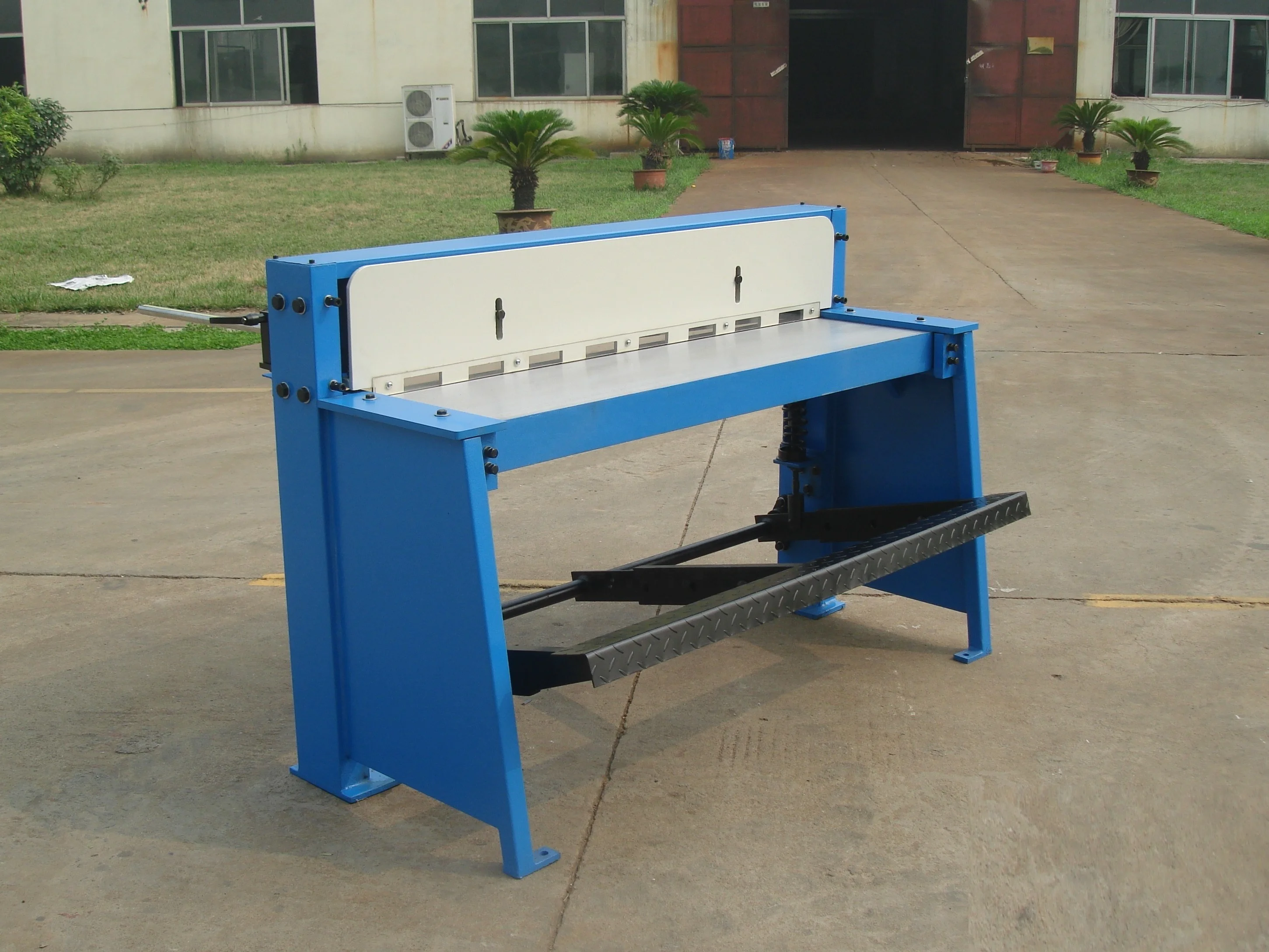 Q01-1.5X1320 آلة قص احترافية تعمل بالقدم بأفضل الأسعار