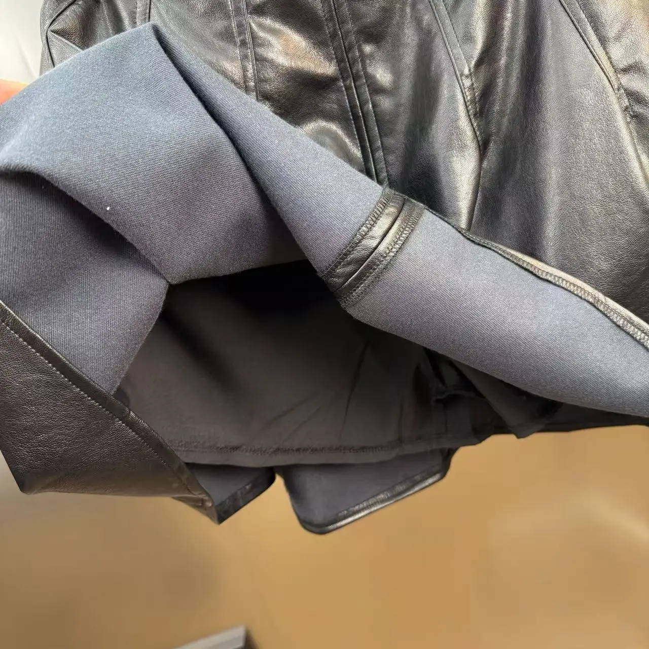 2025 الخريف حزام مزين خليط خياطة بلون منتفخ مظلة التنانير النساء أنيقة التنقل نمط بولي Leather تنورة جلدية