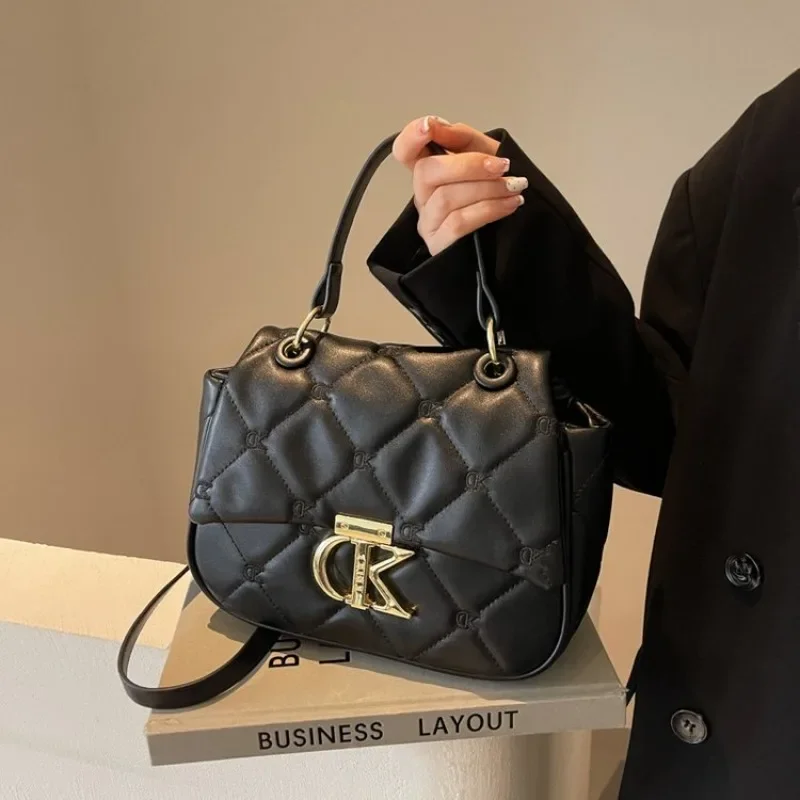 

Сумка через плечо с ромбовидной цепочкой 2025 года — женская нишевая сумка через плечо с буквенным дизайном для поездок на работу