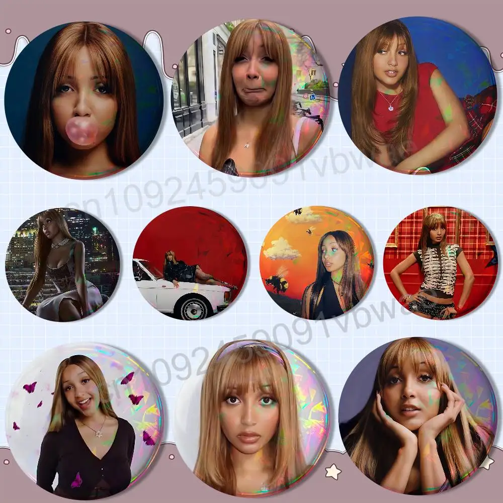 

Stateside Pain PinkPantheress Reflective Pin Tinplate Round Brooch Cartoon Cosplay Badges for Bag Hat Toys Gifts