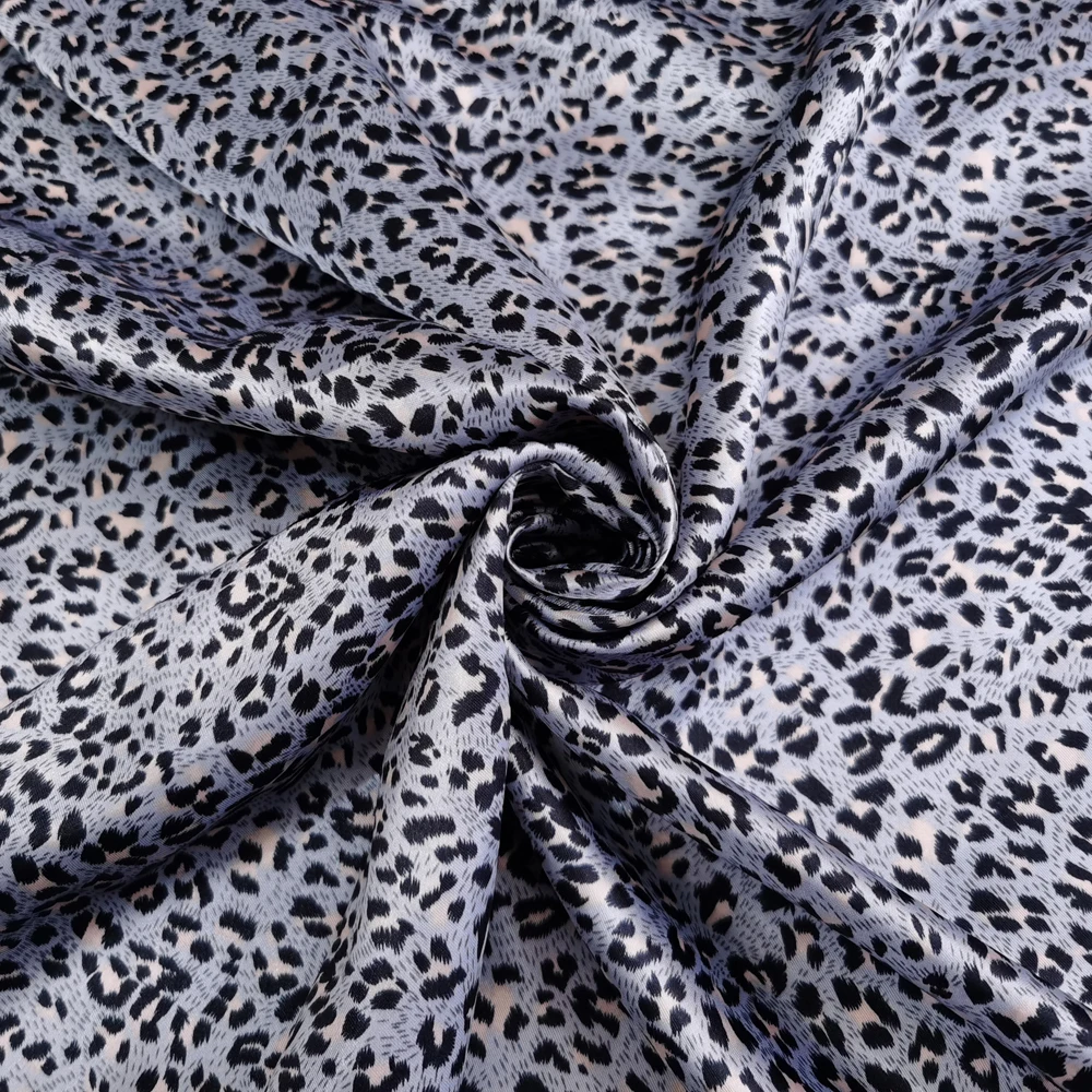 1 Meter x 1,48 Meter Afrika-Leopardenmuster Satinstoff für Schals, Kleider, Pyjamas und Futter – Detail 4