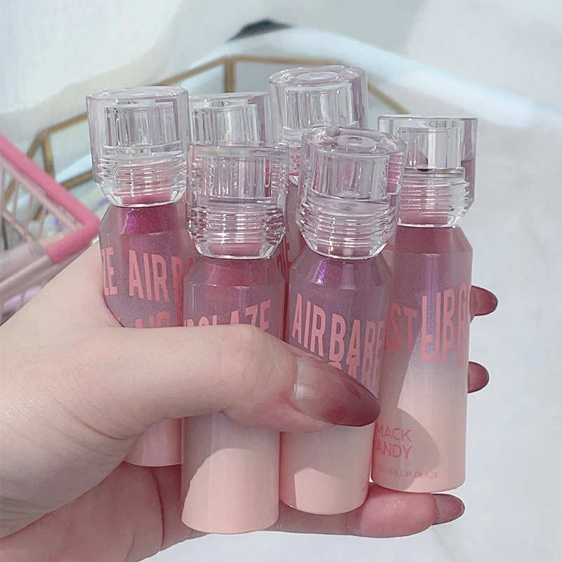 ملمع شفاه ماك اندي إير العاري يرطب ويعرض الألوان، ليس من السهل الالتصاق على ملمع الشفاه الأحمر والبني