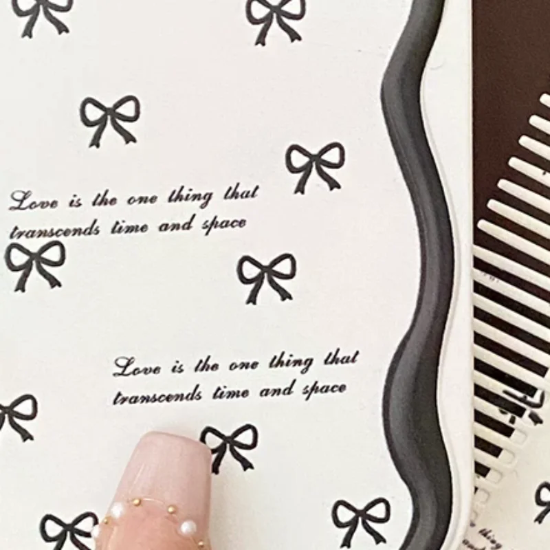 مرآة مكياج على شكل فيونكة لطيفة قابلة للطي على شكل فيونكة مع مشط محمول ومبتكر للنساء والفتيات #1