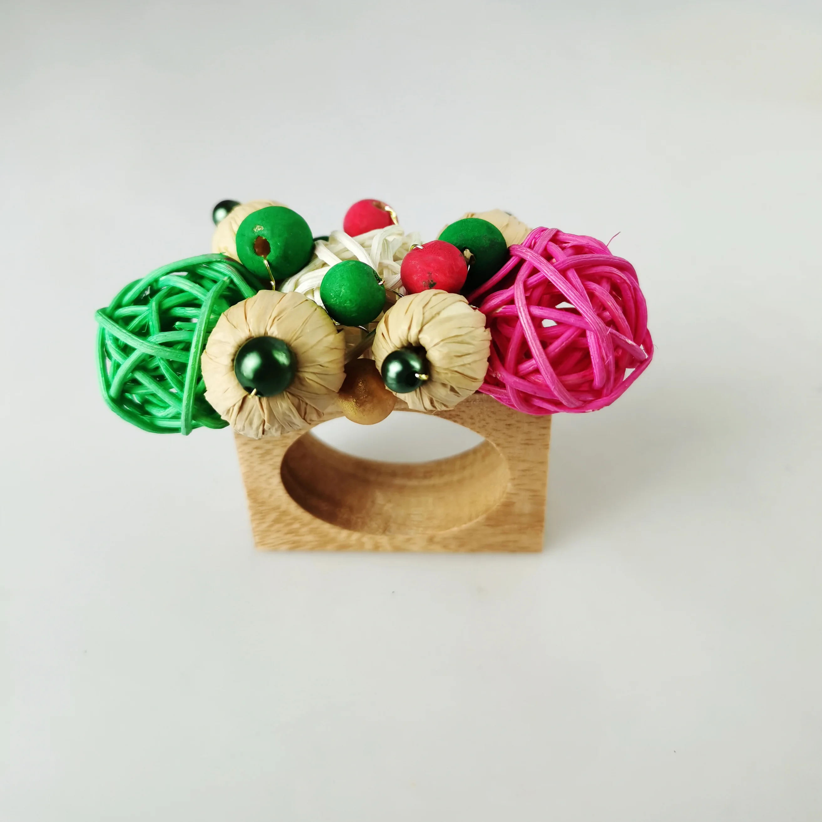 Free Shipping Colorful Knitted Balls Wood Napkin Ring For Holidays And Wedding Set Of 4 Pcs