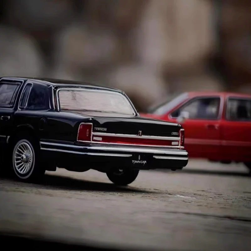 MK 1:64 Scale 1992 Lincoln Town Car Alloy Car Model Classics Adult Souvenir Gift Static Display