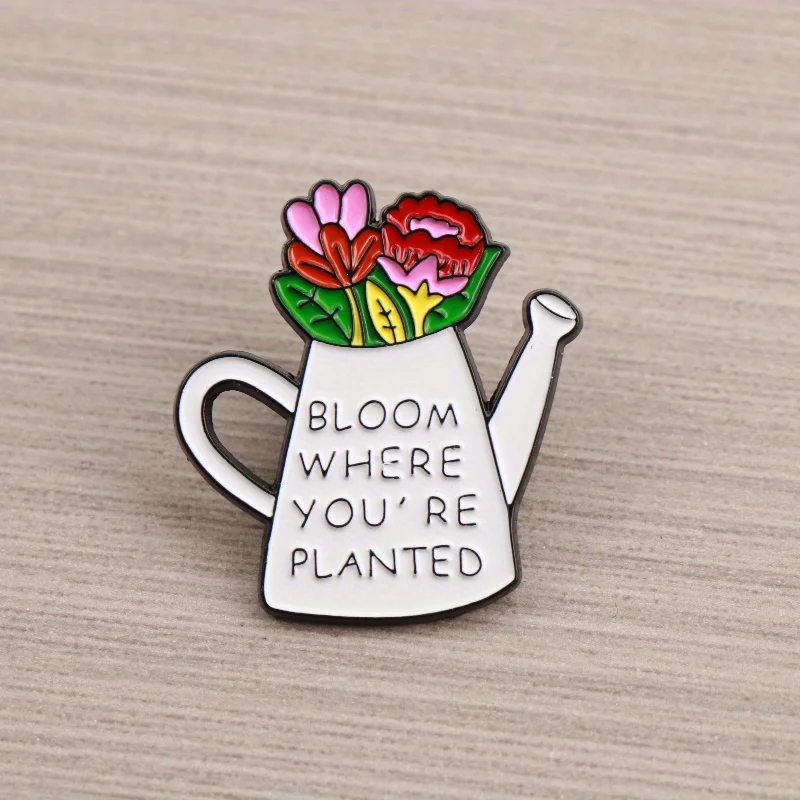 دبوس نمو ملهم — علبة سقي بيضاء مع زهور، "زهر أين أنت نباتي،" تحث النمو في مكان واحد. #1