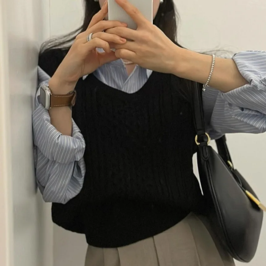 Elegancka, vintage'owa, długa bluzka w paski, damska, modna, codzienna, z mieszanki bawełny, do pracy biurowej, na wiosnę i jesień.