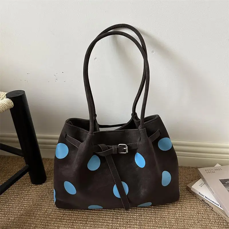 Gepunktete Schultertasche mit großer Kapazität und Schnallendesign für den täglichen Arbeitsweg und Einkauf. – Detail 11