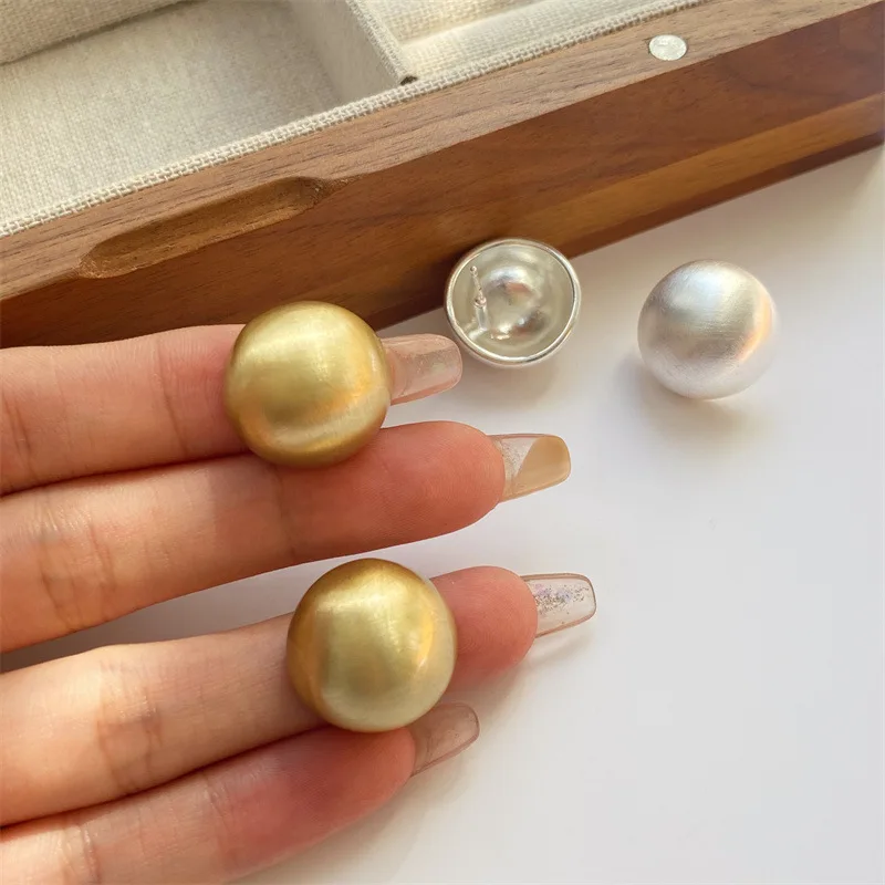 

Frosted Gold-plated Brushed Spherical Stud Earrings for Women Retro Unique Creative Versatile Accessories brincos