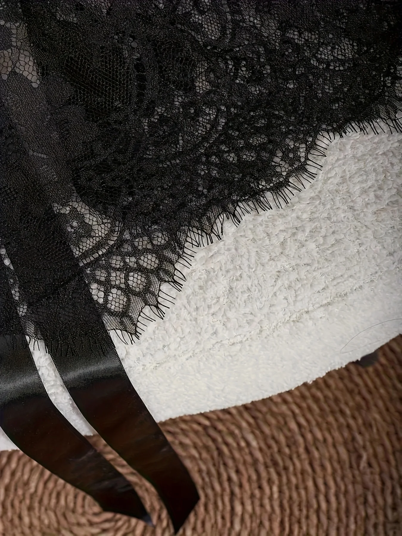 Pijama e camisola sexy semi-transparente de renda completa requintada e elegante com cintos e tangas