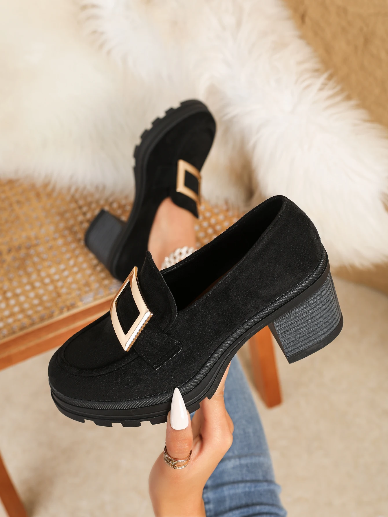 Zapatos Le Fu de un pie para mujer en la primavera de 2025, nuevos zapatos individuales retro de suela gruesa con tacones gruesos