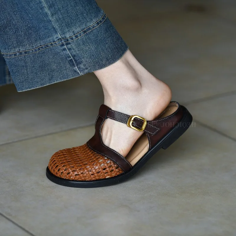 

Новые женские уличные шлепанцы-сандалии из мягкой кожи в стиле ретро, плетеные, с вырезами, на плоской подошве, с закрытым носком, без застежек, для ленивого ношения