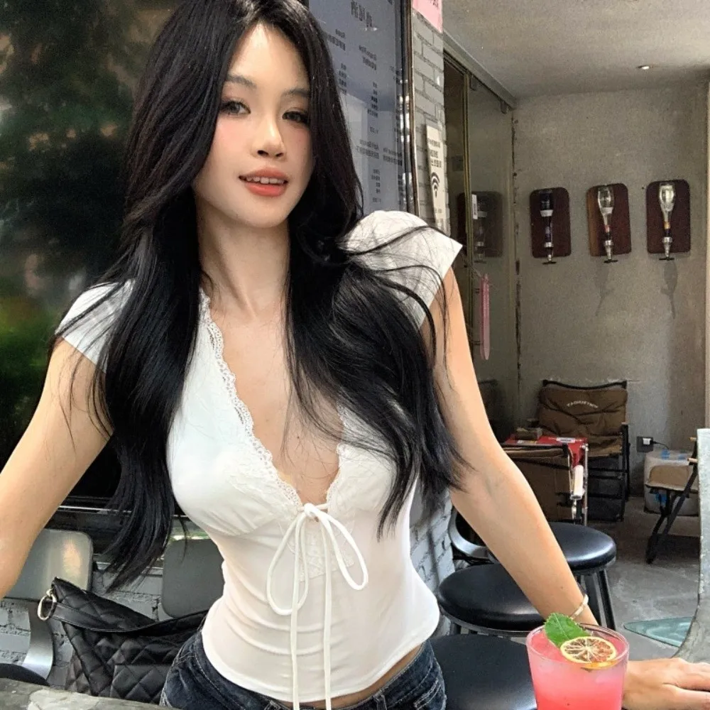 Schickes V-Ausschnitt Slim Crop Top mit kurzen Ärmeln, Spitzenunterteil, süßes elastisches Camisole, Spicy Girl – Detail 10