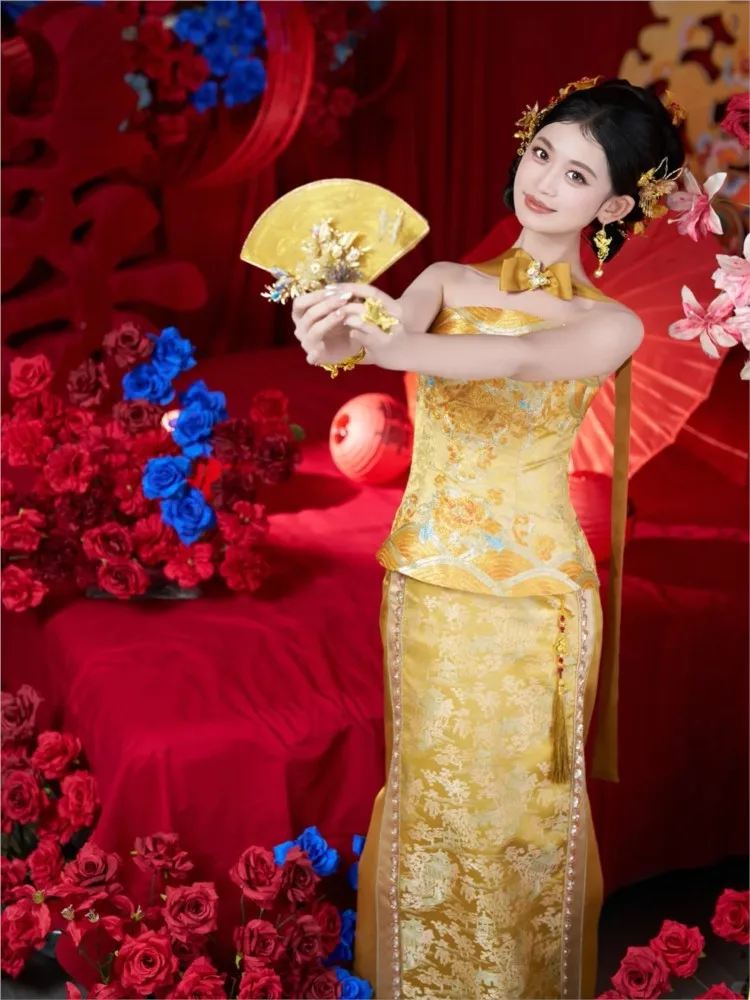 New Chinese-style bride's dragon and phoenix wedding dress small in size with a crown red robe