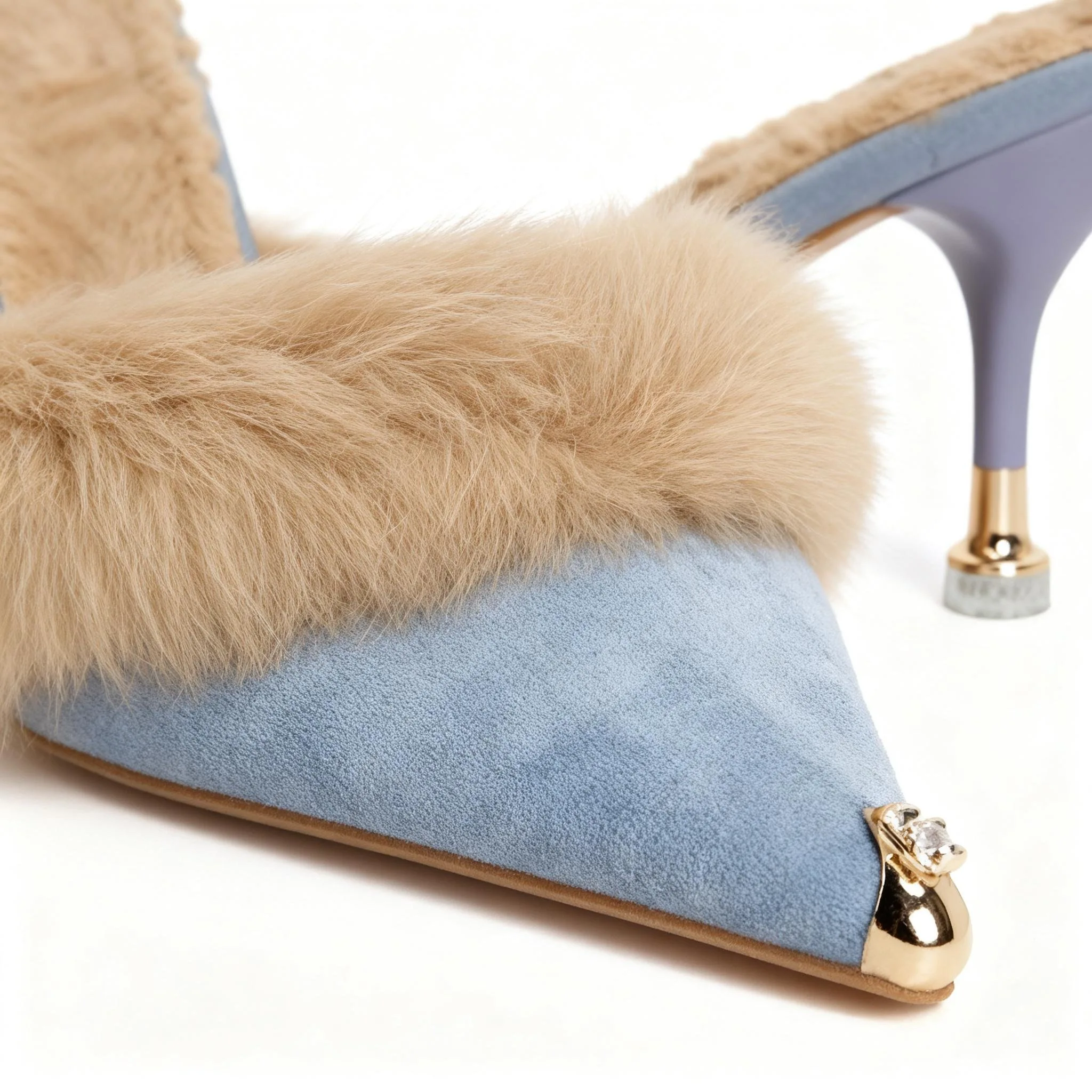 حذاء بكعب عالٍ من القطيفة بتصميم Bloomsteps، حذاء بكعب مدبب باللون الأزرق الفاتح مع زخارف معدنية، حذاء شتوي أنيق من القطيفة