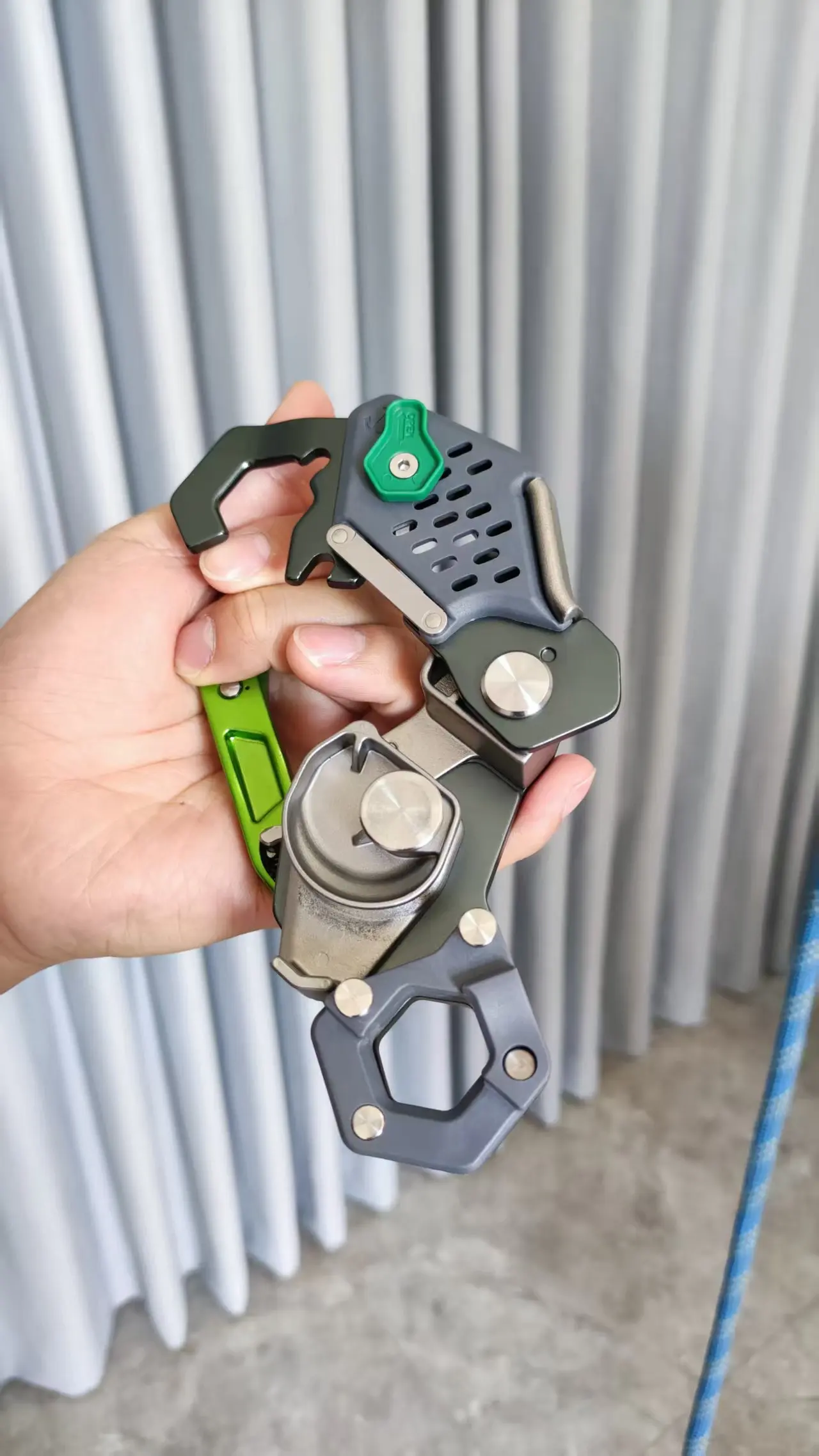 New outdoor rock climbing anti-panic descender High-altitude rescue protection rock climbing equipment with foldable handle