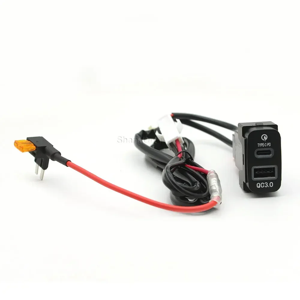 1szt Szybka ładowarka samochodowa TYPE-C PD Gniazdo interfejsu USB 12V/24V Do Mitsubishi Outlander LancerEX Pajero Sport ASX V73 V93 V97